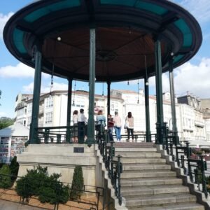 Visita guiada al Betanzos de Rafael González Villar, el arquitecto maldito